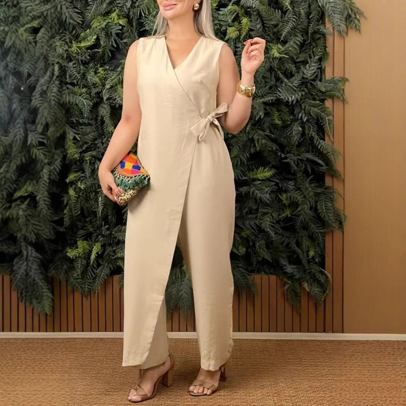 Casual solid-colored jumpsuit with V-neck and tie belt