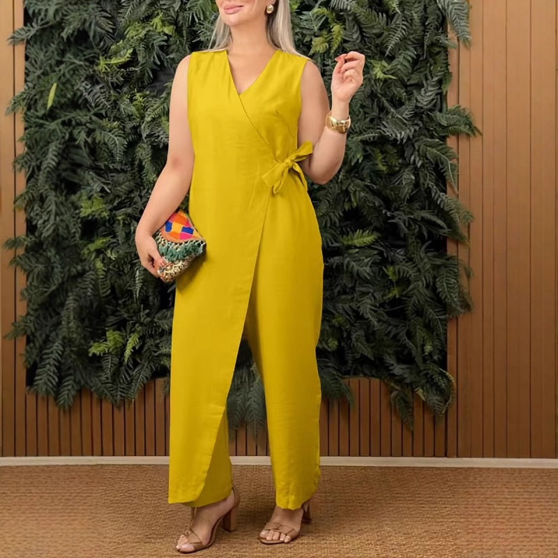 Casual solid-colored jumpsuit with V-neck and tie belt